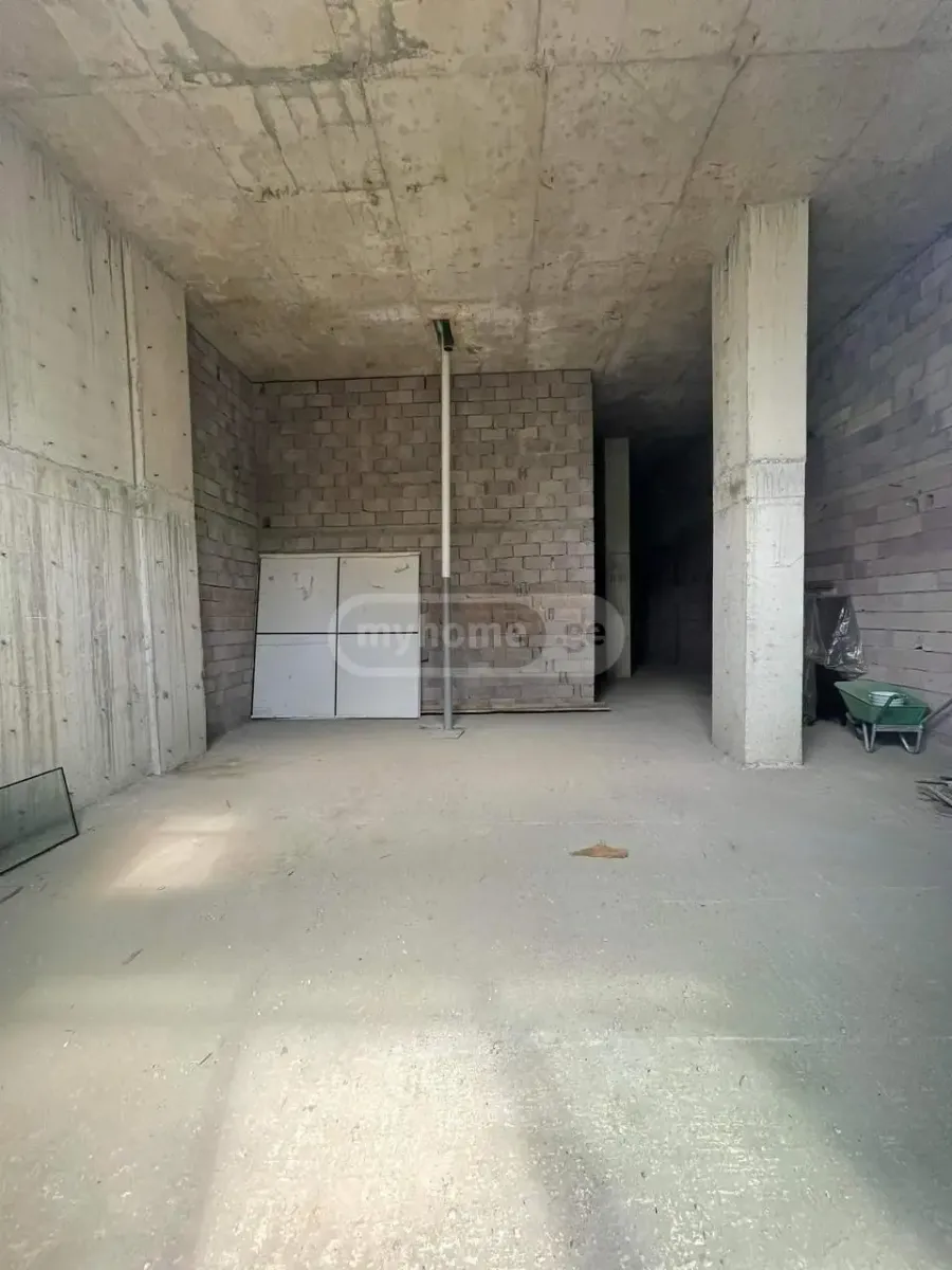 נכס מסחרי בבטומי, בולוואר החדש